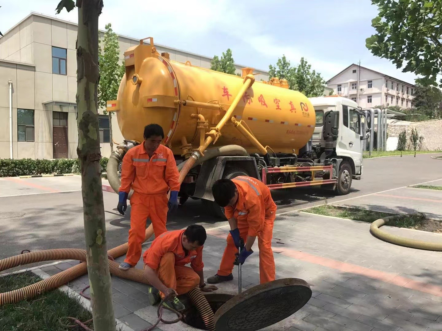 海头镇管道疏通车停在窨井附近