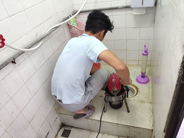 海头镇管道堵塞冒臭气 专业师傅现场解决问题