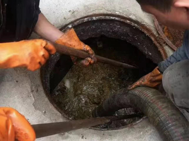 海头镇清理化粪池时如何避免沼气的危害？